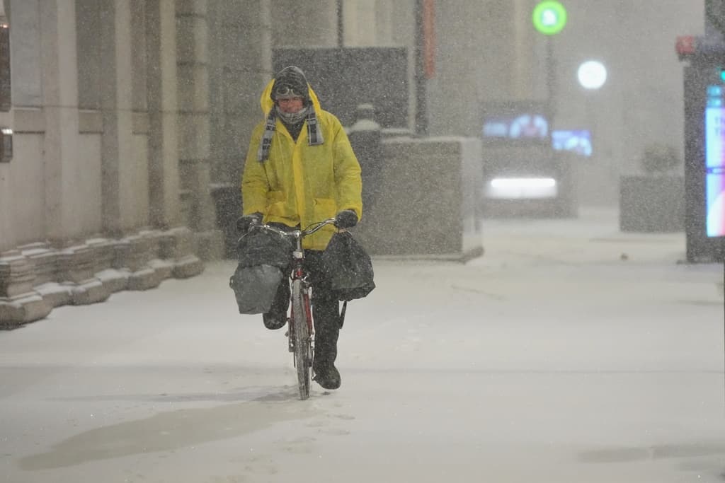 A partir de las 3:00 de la tarde o un poco antes, estaba previsto 
<b>la caída de aguanieve y lluvia helada en la ciudad.</b> Esto haría de la transportación una más peligrosa, por lo resbaloso del suelo.
