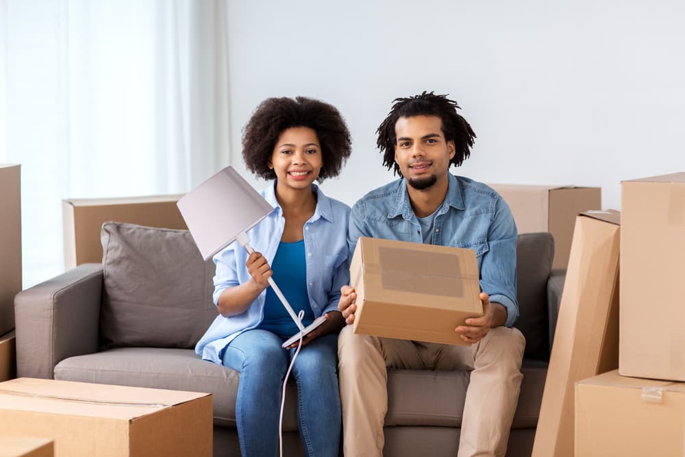 Estás considerando la posibilidad de irte a vivir con otra persona y esta decisión te trae bastante confundido. No vayas a dar pasos en falso basándote en las emociones del momento y espera un poco hasta que ambos se conozcan mejor.
<br>No creas todo lo que llega a tus oídos por los labios de personas muy negativas y llenas de problemas. ¡Sacúdete de esa mala energía!