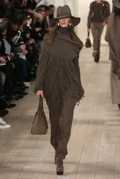 Siguiendo con ideas más relajadas, la colección de Ralph Lauren trae suéteres, ponchos y sombreros con un estilo más 'ranger'.
