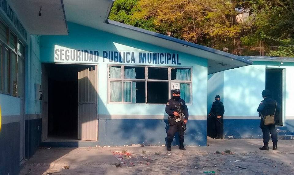 Fuerzas estatales y federales desarman a un cuerpo policíaco en México acusado de ejecutar a pobladores 