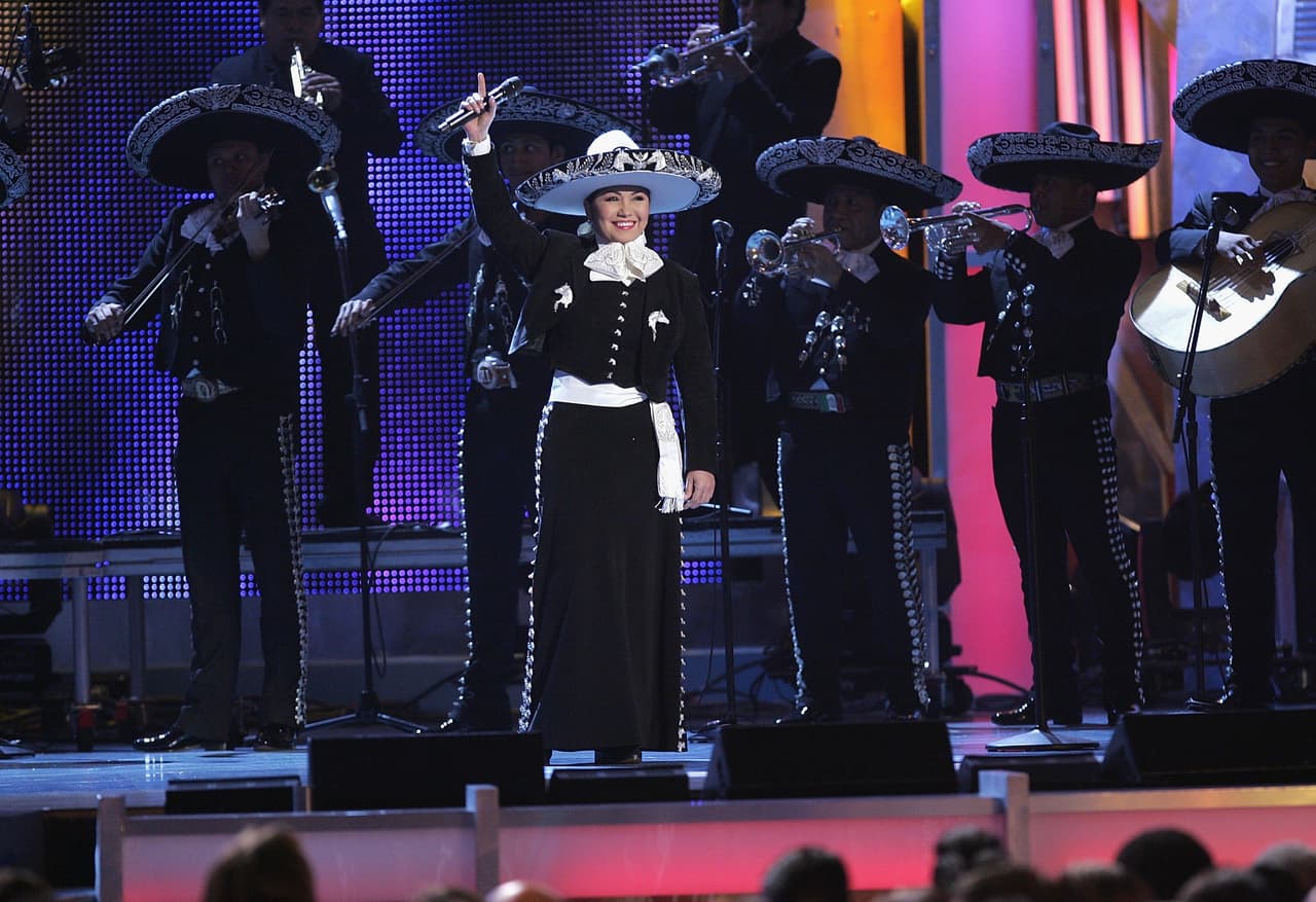 <b>Ana Gabriel</b> es una de las mujeres más reconocidas en el mundo del mariachi y en 2006 cantó '
<a href="https://www.youtube.com/watch?v=35oZWifs2w4" target="_blank">Siente veces, siete más</a>' para echarle ganas a los Latin GRAMMY.