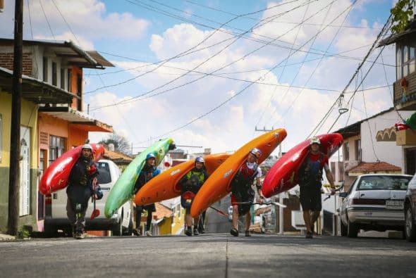 Seth Ashworth, Juanito de Ugarte, Rafa Ortiz, Dane Jackson y Joel Kowalski cargan sus kayaks por el pueblo durante el Primer Descenso Red Bull: Proyecto Michoacán, en Uruapan, MI, México, 24 de Noviembre, 2013.