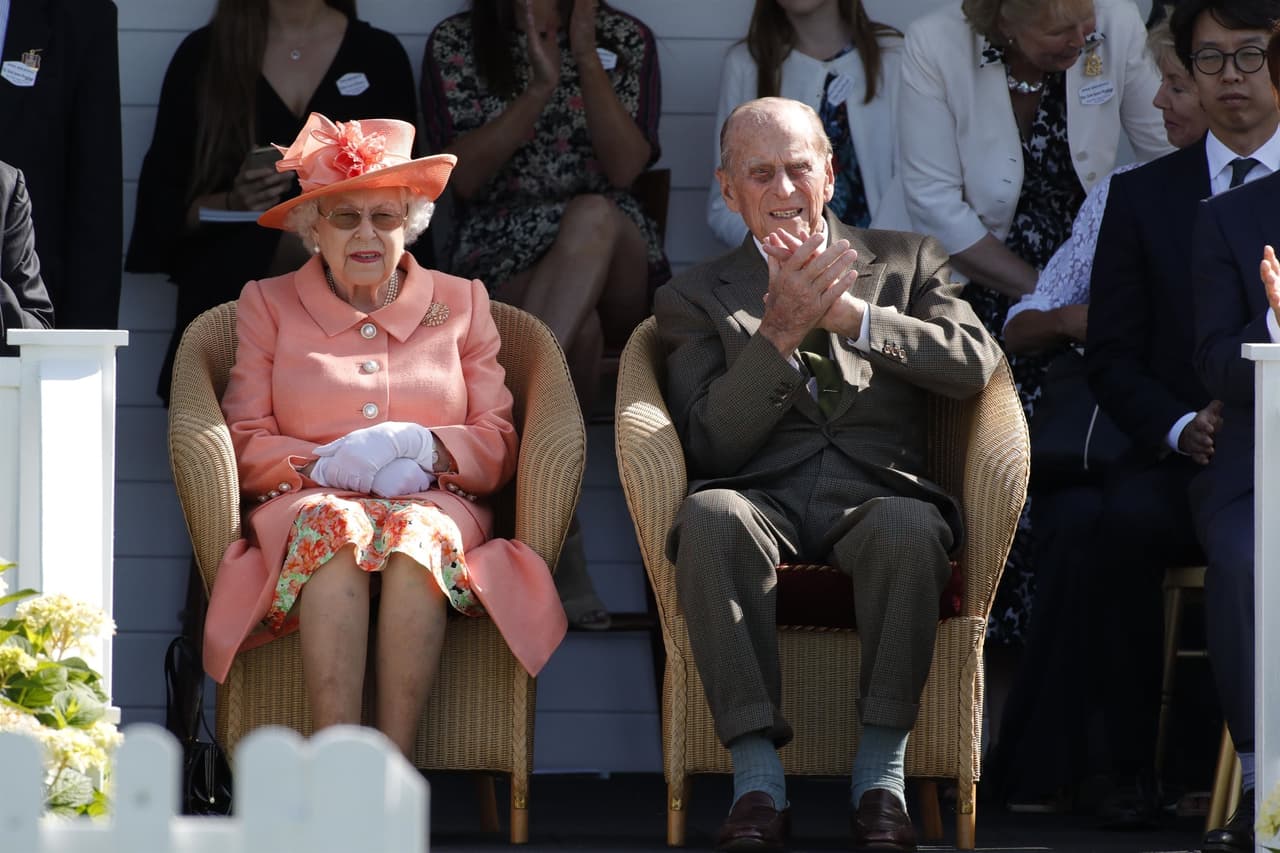 El 
<b><a href="https://www.univision.com/famosos/dan-de-alta-al-esposo-de-la-reina-isabel-el-principe-philip-y-viaja-en-helicoptero-para-estar-con-ella-en-navidad-video" target="_blank">esposo de la reina Isabel</a></b> ha visto pasar una guerra mundial y ahora una pandemia sin precedentes. 
<br>