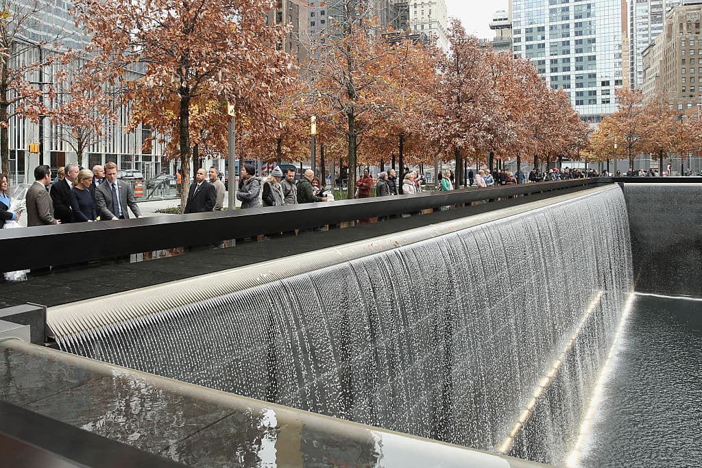 Tapabocas a coro estudiantil en el Memorial del 11 de septiembre