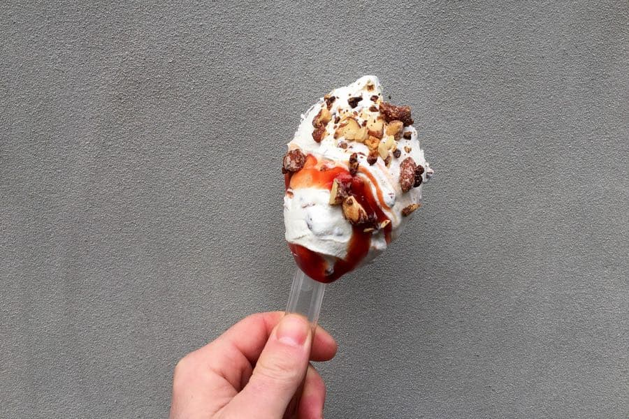 <b><a href="https://1900icecream.com/">1-900-Ice-Cream: </a></b>Pruebe el "Only Child Syndrome", con helado de natillas de cupcake mezclado con crujiente de pastel de cumpleaños; Nilla Wafers, con chispas de chocolate arcoíris arremolinadas con pudín de Nilla Wafer; Banana Dream Supreme, con helado de plátano salado, nueces de caramelo de mantequilla, chispas de chocolate Valrhona y un remolino brûlée de caramelo salado. Con más de 400 sabores hasta ahora, los sabores se elaboran semanalmente y, por lo general, no se repiten.