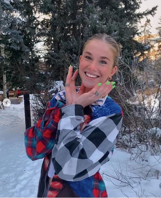 Nicole no necesita maquillaje para lucir su belleza natural y juventud, aquí la vemos posando para la cámara de su hermana mayor en sus vacaciones a las montañas nevadas.