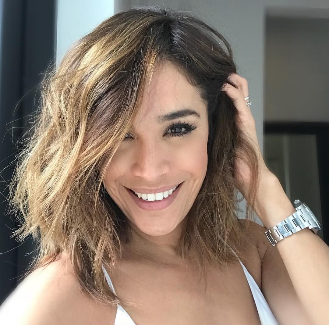 Karla Martínez nos impresionó el verano pasado con su corte de cabello al que podía darle un estilo muy casual y rebelde. Aquí la vemos usando ondas desalineadas y con un color más claro que el que lleva ahora.
<br>