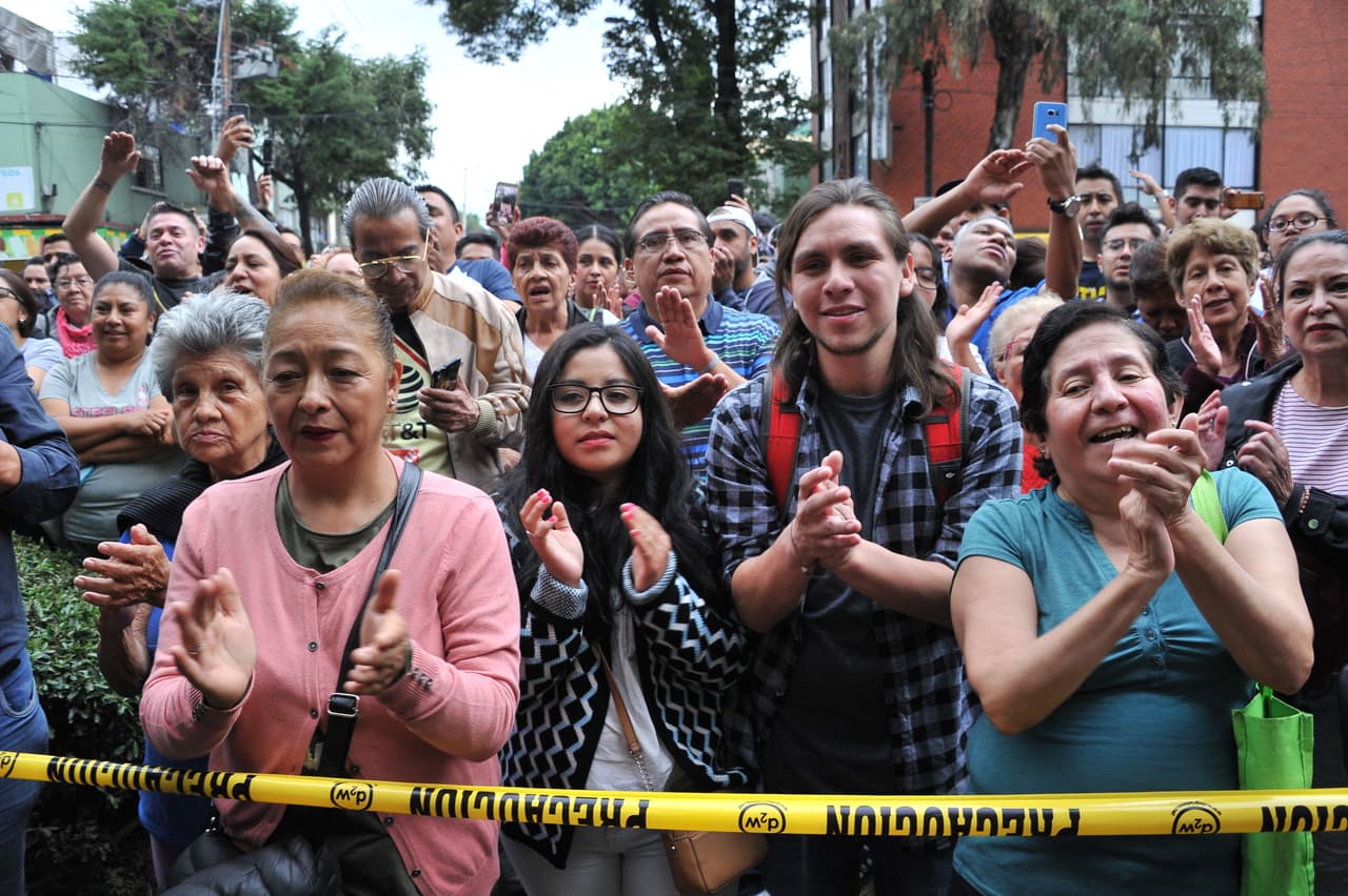 "Yo lo conocí cuando estaba en el coro de la iglesia. Me pedía siempre que le regalara un cigarro. Se hizo muy amigo mío, para mí es un honor", contó Roberto, quien dijo que a pesar de su posterior éxito, Pepe Sosa, como lo llamaba, siempre lo trató como a un "hermano".
<br>