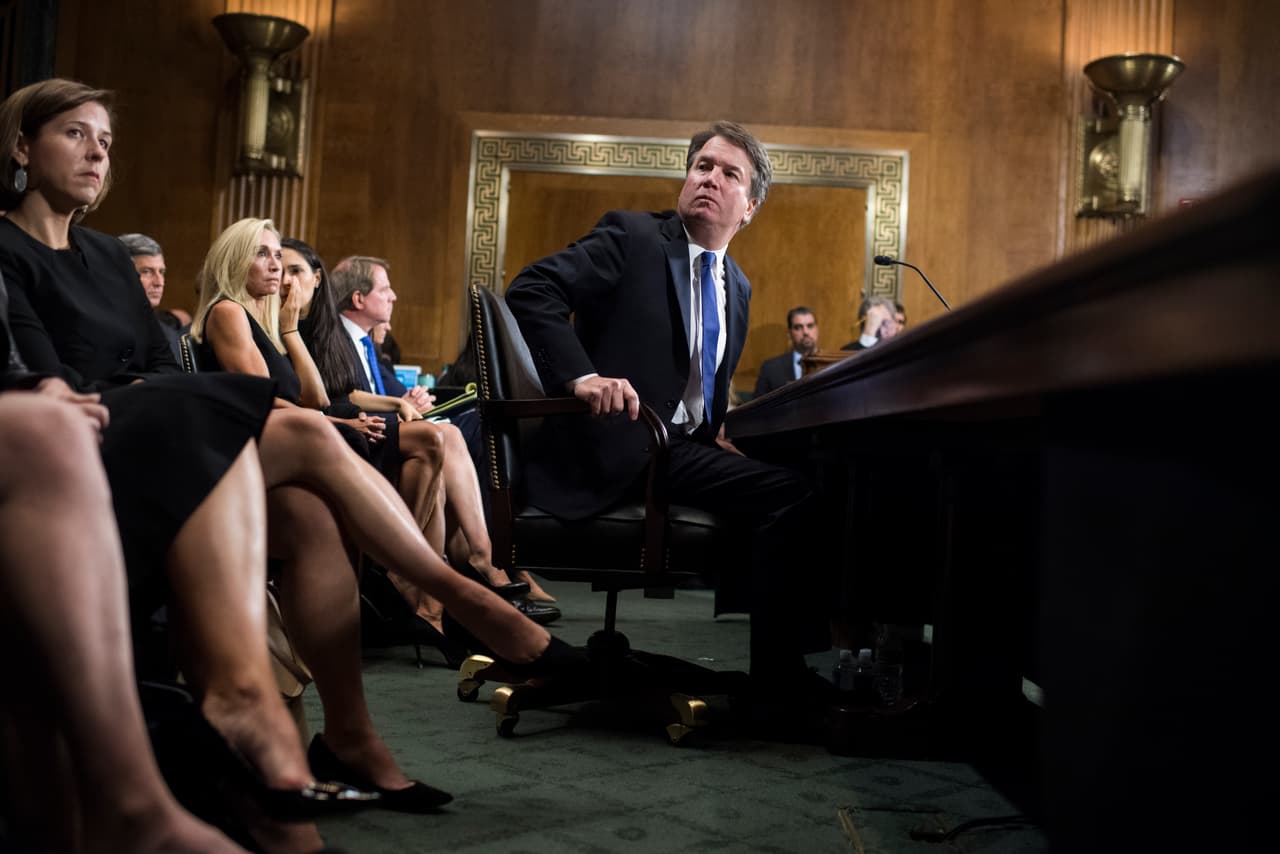 Kavanaugh fue cuestionado por su idea de que un presidente en ejercicio no debe ser objeto de una investigación civil o criminal, justo ahora que el círculo de Donald Trump es objeto de investigaciones. Reconoció que “nadie está por encima de la ley en nuestro sistema constitucional”, pero 
<a href="https://www.univision.com/noticias/politica/aborto-lealtad-a-trump-y-otros-puntos-clave-de-la-audiencia-de-confirmacion-de-kavanaugh">no respondió</a> cuando le preguntaron si un presidente puede ser citado en una investigación criminal. Los senadores demócratas cuestionaron su posición sobre el aborto ya que un hipotético voto en contra en el máximo tribunal 
<a href="https://www.univision.com/noticias/politica/aborto-lealtad-a-trump-y-otros-puntos-clave-de-la-audiencia-de-confirmacion-de-kavanaugh">podría revertir la decisión que en 1973</a> autorizó el aborto en todo el país.