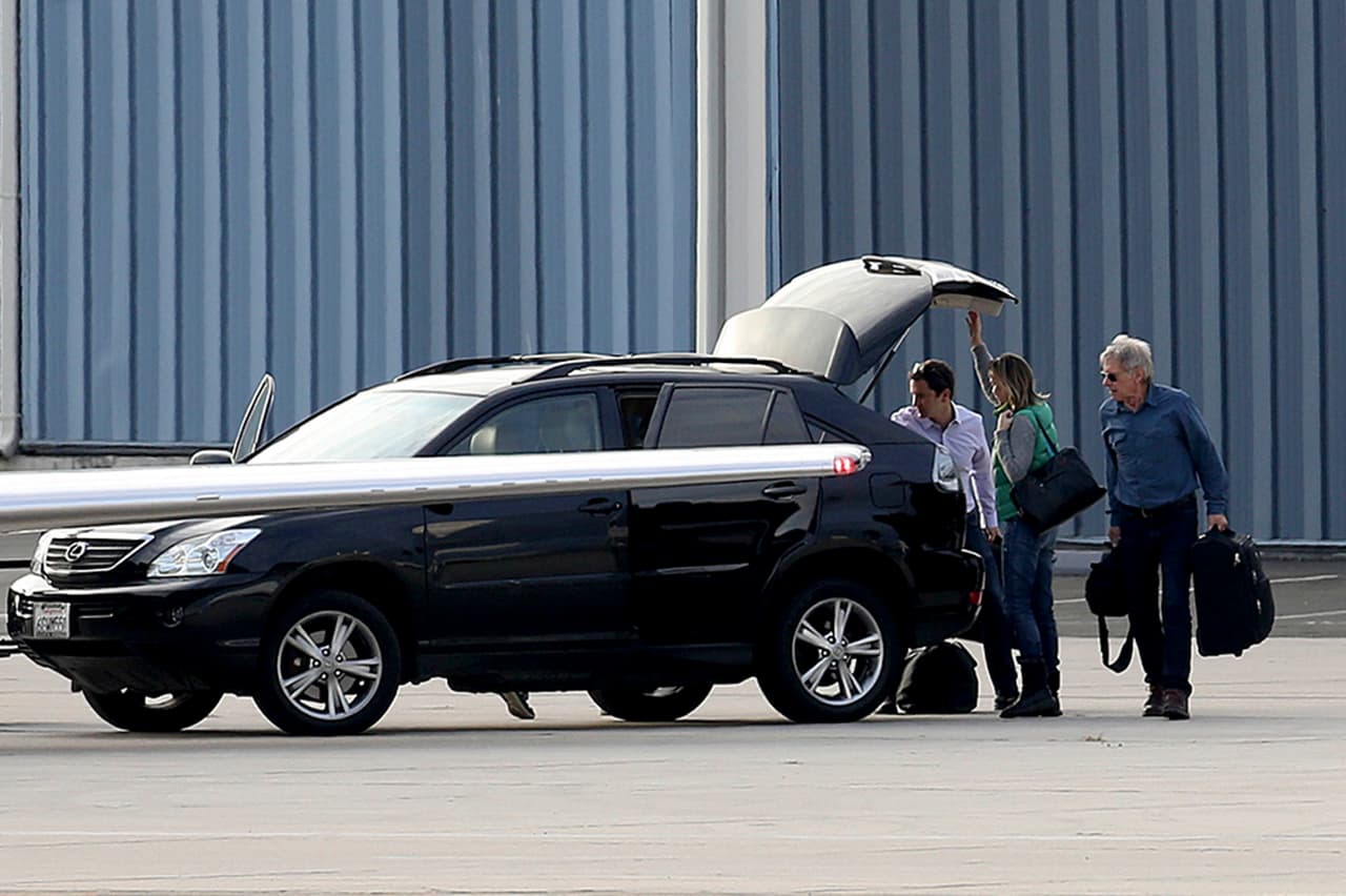 El actor llegó junto con su familia a un hangar donde se encontraba su jet privado.