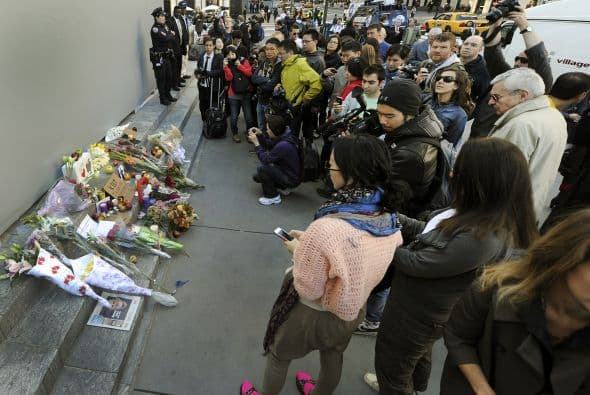 Miles de fanáticos en todo el mundo hicieron de las tiendas Apple un santuario para recordar el legado que dejó el visionario Steve Jobs.