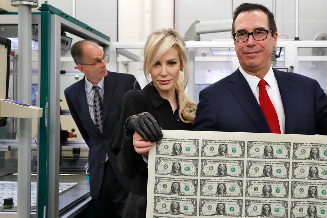 El secretario del tesoro, Steven Mnuchin, y su mujer, Louise Linton, posaron este miércoles ante las cámaras con los nuevos billetes de un dolar. La foto se ha hecho viral en redes.