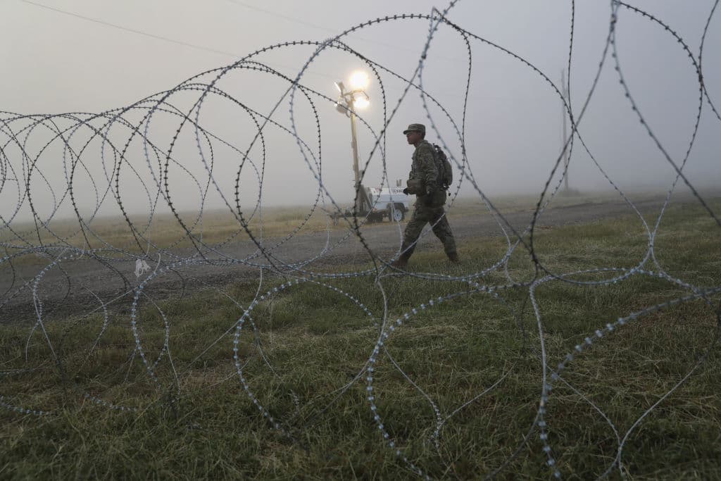 Un soldado del Ejército de EEUU de guardia cerca de la frontera sur con México, en noviembre de 2018 en Donna, Texas.