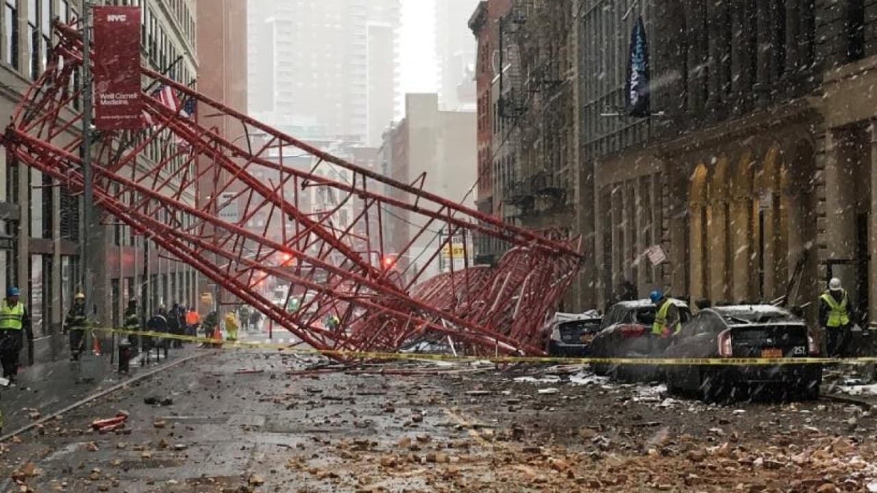 Un muerto y tres heridos al caer una grúa en Nueva York 