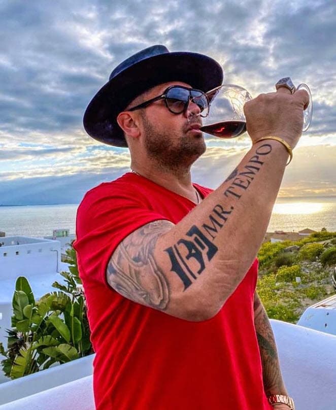 "
<b>No era para que ella y yo fuéramos pareja</b>, fue una relación de trabajo, de que vivimos cosas mutuas, tenemos mucho en común, en cuestión de negocios", agregó.
<br>