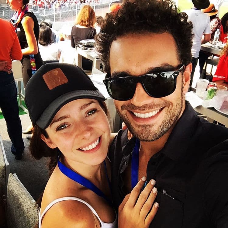 Pero en la vida real este galán ya tiene parejita y se trata de la guapa actriz Ariadne Díaz.