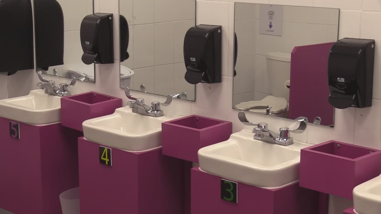 Los baños también se transformaron para seguir las medidas de distanciamiento social que dictan las CDC.