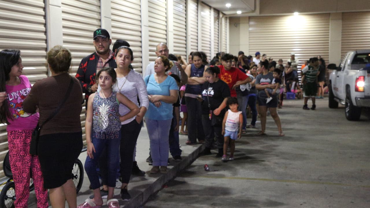 Así fue la entrega de ayudas por 'El Bueno, La Mala y El Feo' en Port Arthur, una de las localidades más afectadas por el huracán Harvey.
