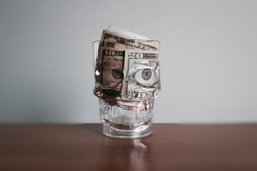 <b>Si naciste un día 9, 18 o 27 de cualquier mes, tu número místico de la prosperidad es el 9</b>
<br>¿Qué hacer con este número? Siendo el número de la compleción el que indica el cierre del ciclo, lo usarás como lo usaban los alquimistas de la Antigüedad. Conseguirás un vaso, limpio, nuevo, de cristal, que no haya sido usado por nadie, ni siquiera por ti.