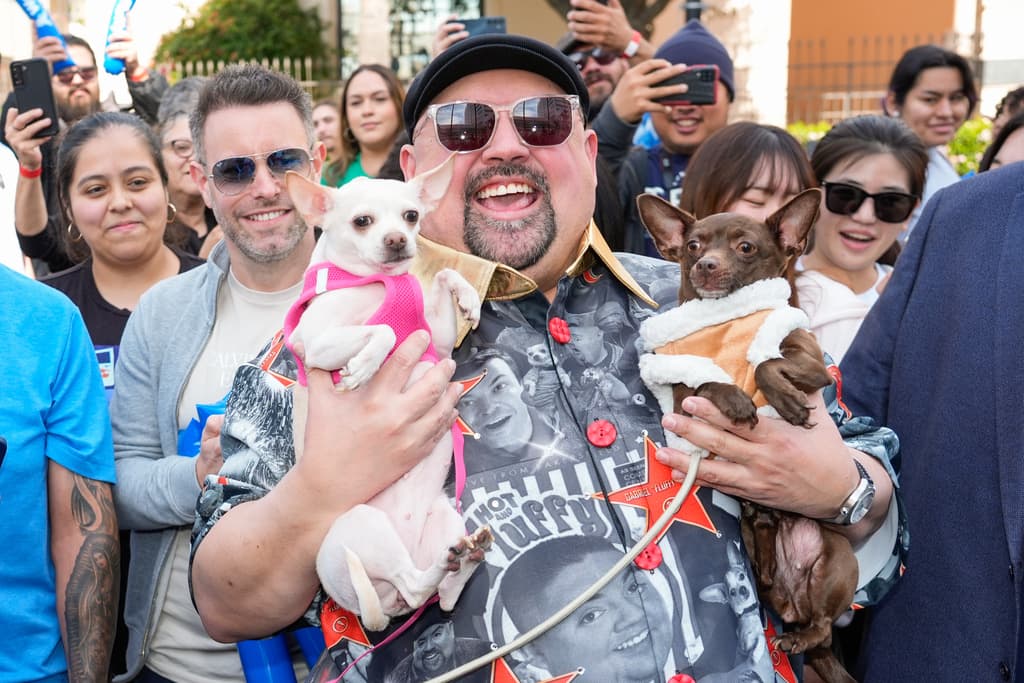 Entre los oradores invitados estuvieron el actorMartin Klebbay el comedianteCristela Alonzo, quienes destacaron el impacto de Iglesias en la comedia latina y su capacidad para unir audiencias diversas.