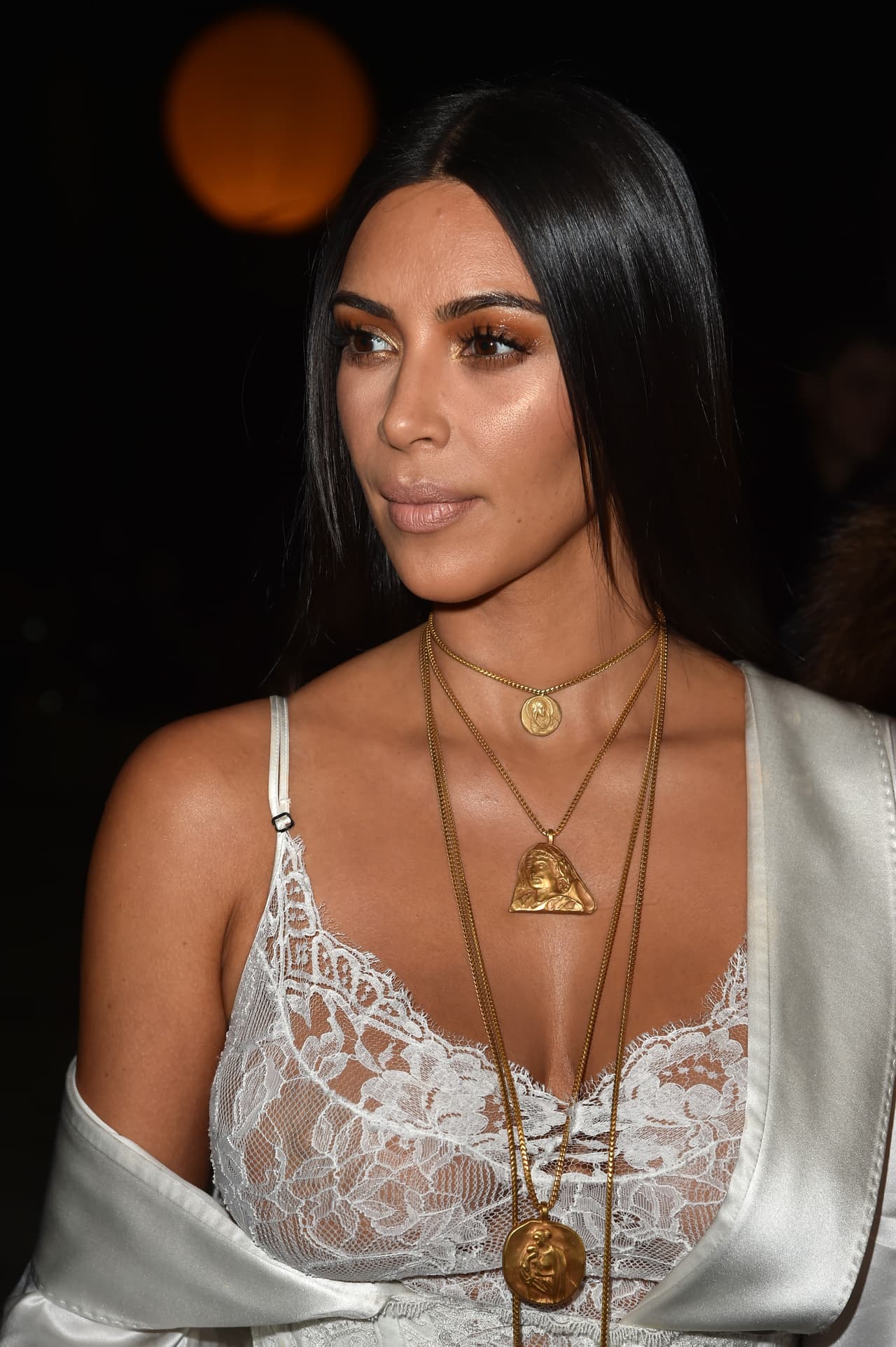 En octubre de 2016, Kim Kardashian fue robada a punta de pistola en una residencia privada en París, por hombres que lograron sustraer 10 millones de dólares en joyas, dinero y celulares.