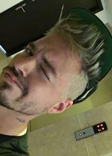 Y le va muy bien este nuevo color en su cabello.