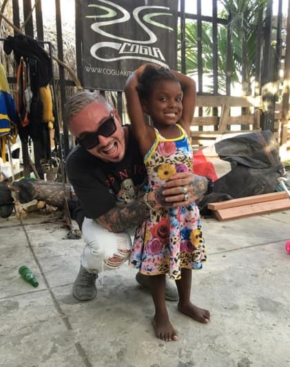 La emoción le pegó tan fuerte que se tomó fotos hasta con algunos pequeñitos.