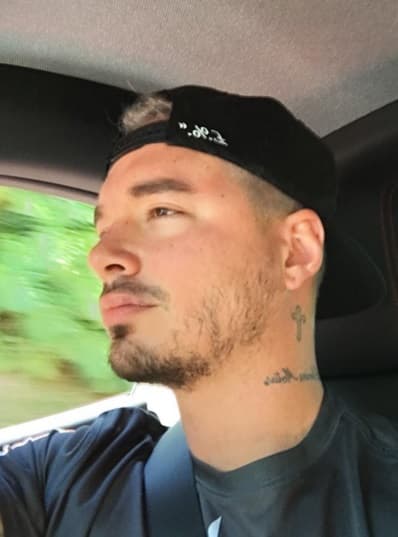 Si va en auto, por supuesto, no puede dejar de presumir su nuevo cabello.