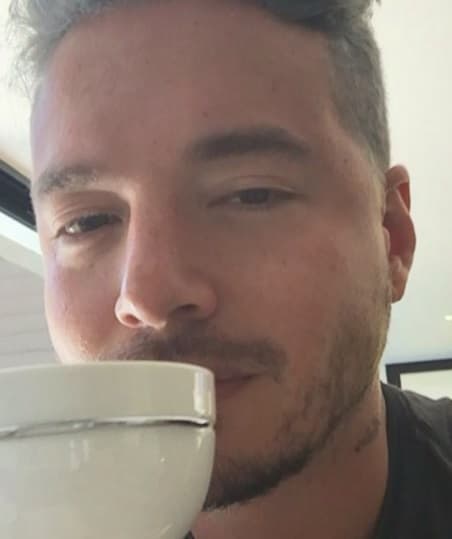 Por supuesto, no faltó su tradicional saludo tomando el cafecito y con este look radiante.