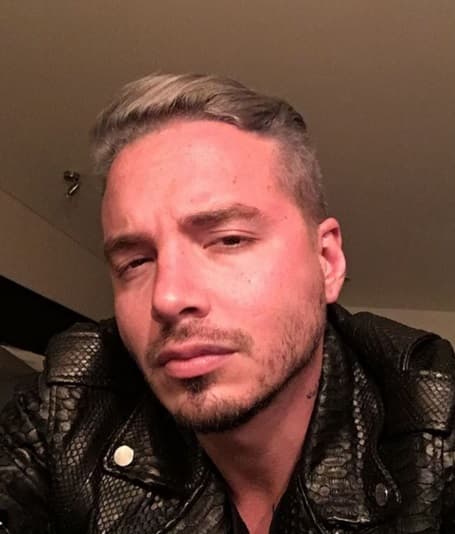 Con esta miradita cautivó el reggaetonero a todas las fans que en redes sociales le mandaron todo tipo de piropos.