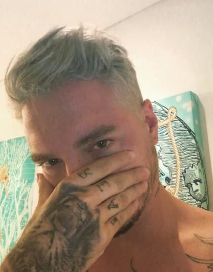 Y en todo tipo de poses presumió su nuevo cabello platinado, parece que no parará de sorprendernos...