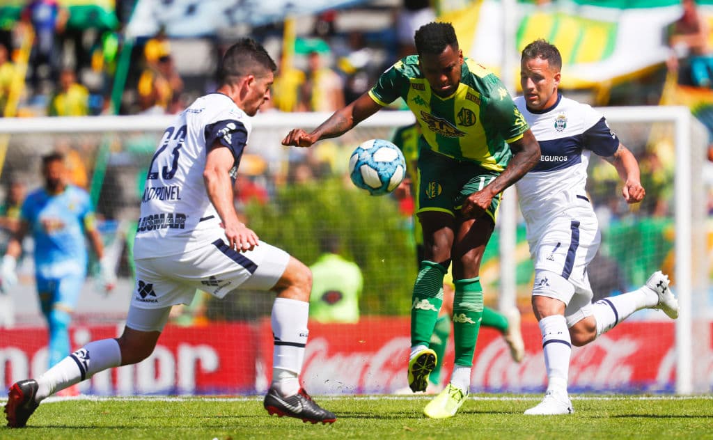 Aldosivi 0-3 Gimnasia La Plata. Con goles de Coronel, Ramírez y García, de penal, 'el Lobo' de Maradona se llevó los tres puntos.