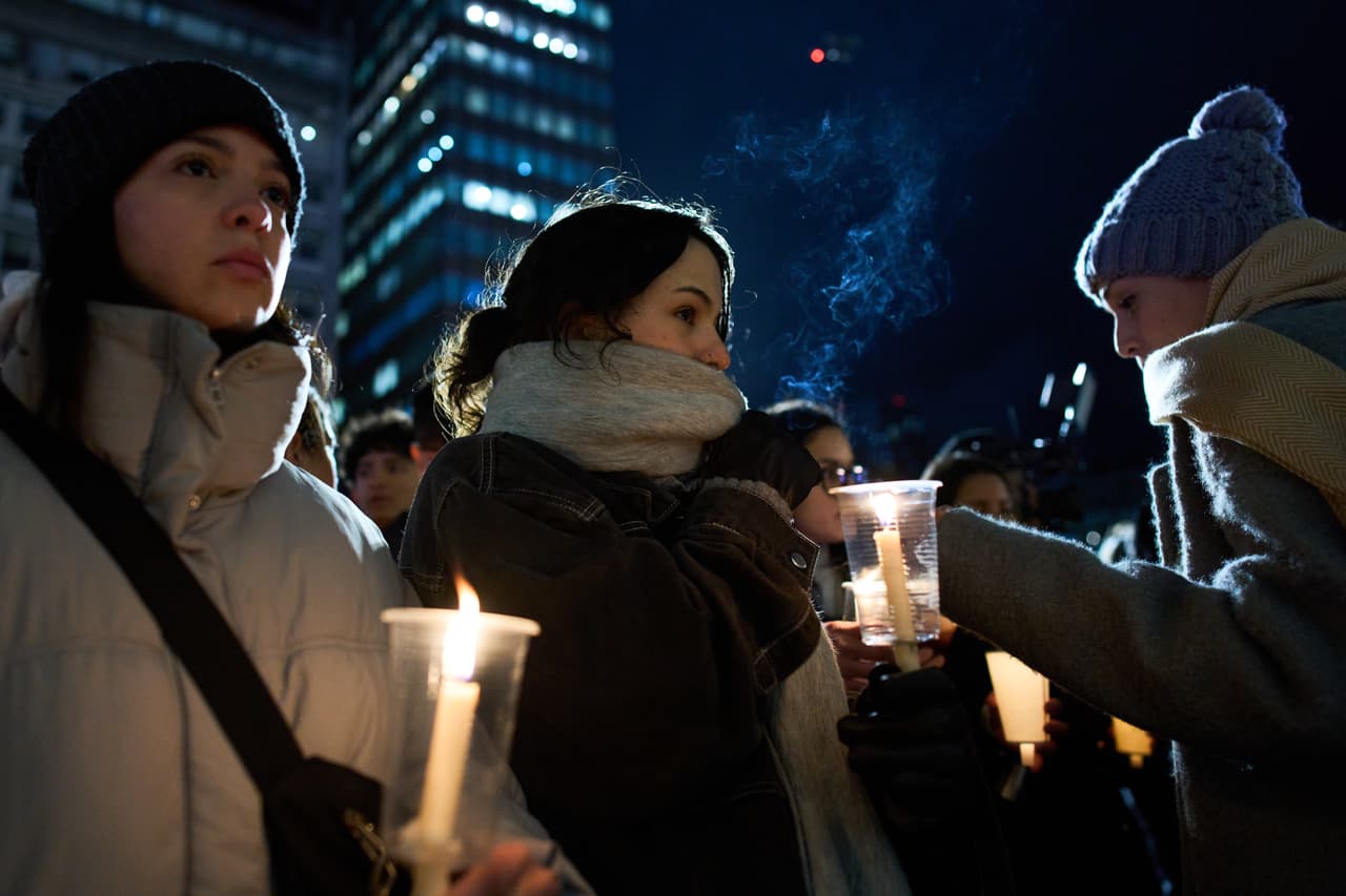 Unas mujeres encienden velas durante una vigilia en honor a las víctimas de los terremotos en Venezuela, en Buenos Aires, el miércoles 1 de julio de 2026.