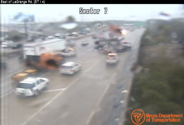 Al menos seis muertos y 30 hospitalizados: una tormenta de polvo provoca un choque de hasta 60 carros en una autopista de Illinois