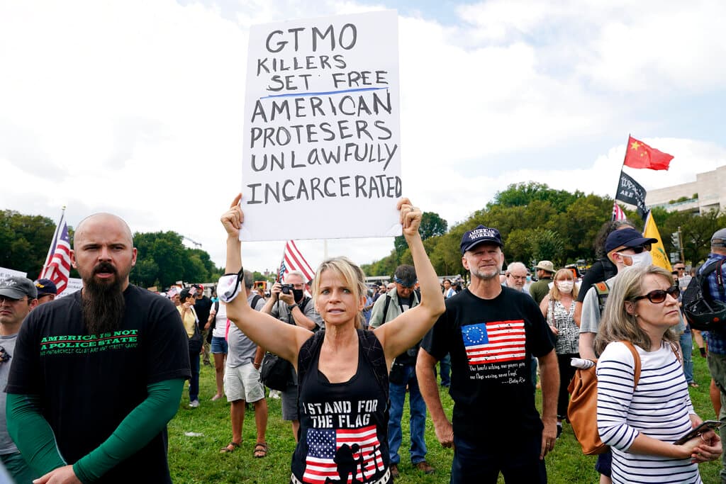 El jefe de policía, Robert Contee, dijo que la multitud era “más o menos lo que esperábamos” y que la presencia policial intensificada pudo haber mantenido los números más bajos.
