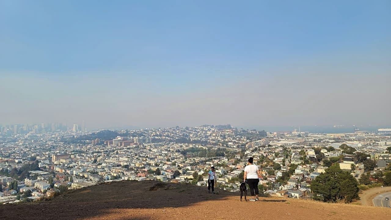 Vista de la ciudad de San Francisco desde Bernal Hill. Una espesa capa de humo cubre el cielo de gran parte del Área de la Bahía.