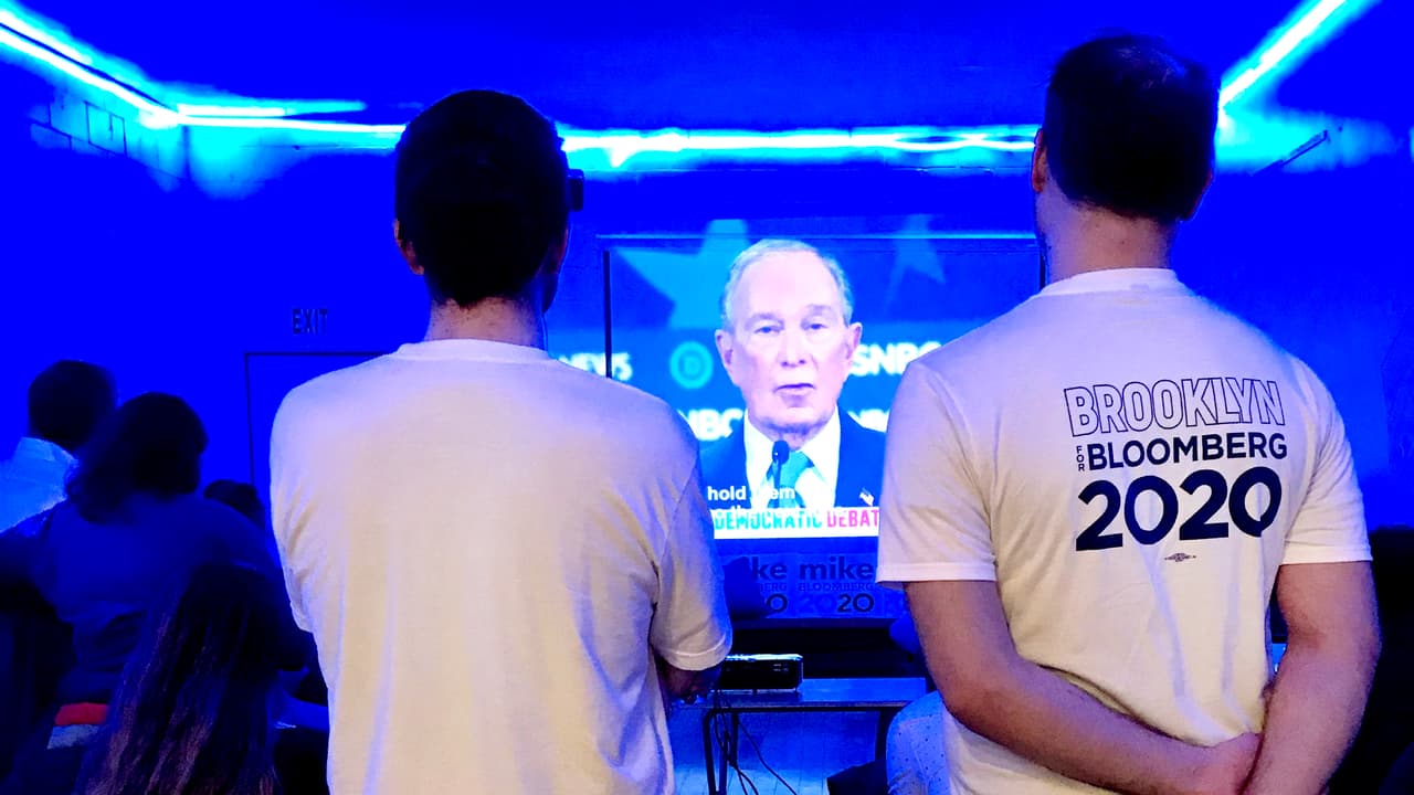 Asi vieron seguidores de Bloomberg en Brooklyn cómo vapulearon al candidato en su primer debate demócrata