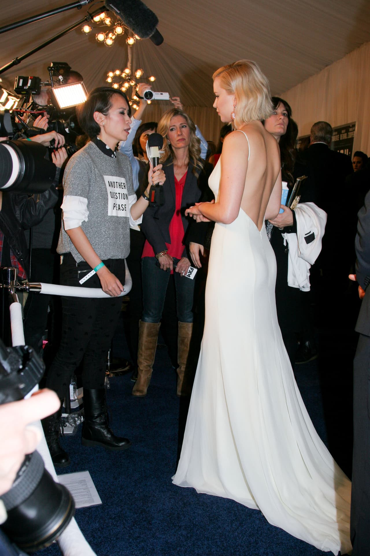 Lawrence atendió cada entrevista con mucha amabilidad mientras nos enseñaba esa espaldita desnuda.