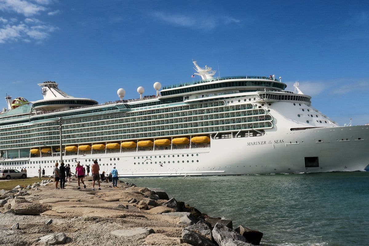 Tanto Royal Caribbean como Celebrity requieren que los pasajeros no vacunados paguen sus propias pruebas de COVID-19 y usen máscaras mientras están a bordo.