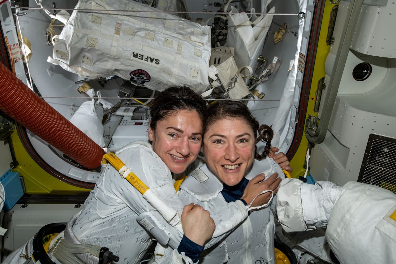 <b> Jessica Meir y Christina Koch, las primeras astronautas en realizar una caminata espacial solo de mujeres.</b> Las estadounidenses completaron este logro en una misión de rutina fuera de la Estación Espacial Internacional, 
<a href="https://www.univision.com/noticias/medio-ambiente/solo-salimos-a-hacer-nuestro-trabajo-la-historica-caminata-espacial-integrada-solo-por-mujeres-astronautas-fotos-fotos"><u>una fecha histórica para la NASA</u></a>.