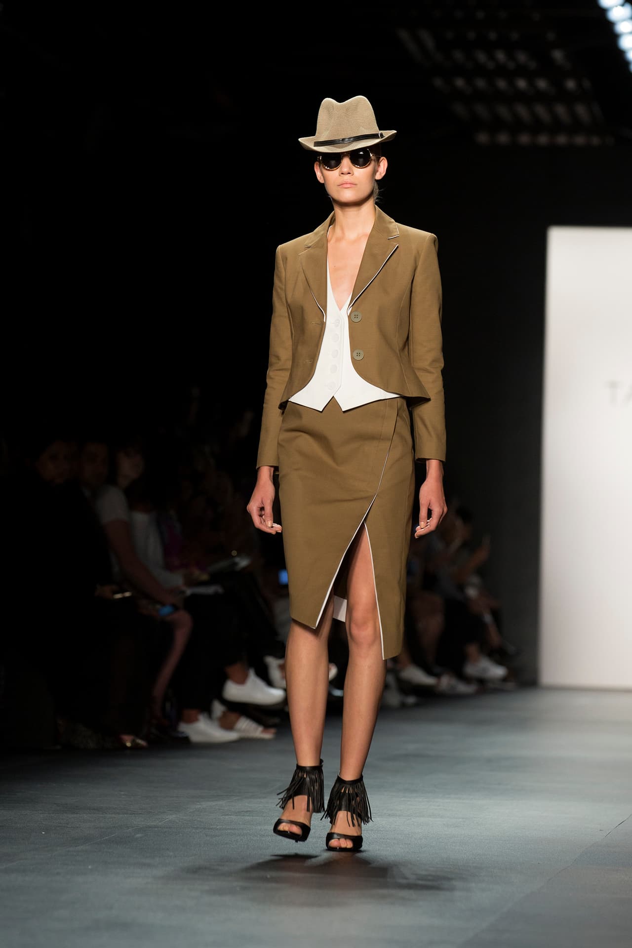 La colección de Taoray Wang se presentó en la semana de la moda de Nueva York con gran éxito. La firma fusiona la cultura asiática con la moda de Europa y América, es elegante con un atractivo global. Diseñador Taoray Wang. NYFW, Spring/Summer 2016 - 14/09/2015.