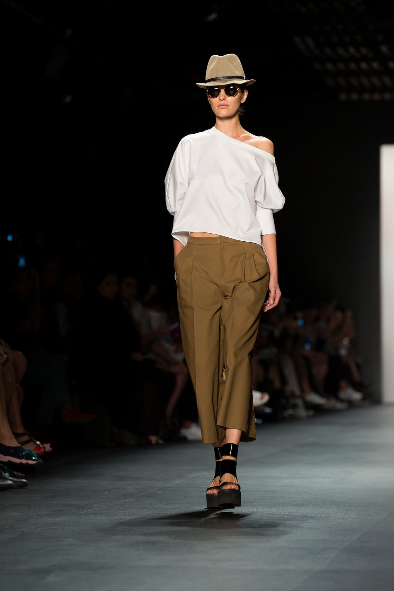 La colección de Taoray Wang se presentó en la semana de la moda de Nueva York con gran éxito. La firma fusiona la cultura asiática con la moda de Europa y América, es elegante con un atractivo global. Diseñador Taoray Wang. NYFW, Spring/Summer 2016 - 14/09/2015.