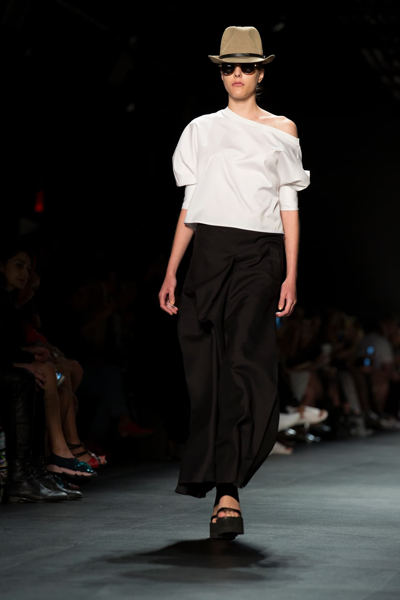 La colección de Taoray Wang se presentó en la semana de la moda de Nueva York con gran éxito. La firma fusiona la cultura asiática con la moda de Europa y América, es elegante con un atractivo global. Diseñador Taoray Wang. NYFW, Spring/Summer 2016 - 14/09/2015.