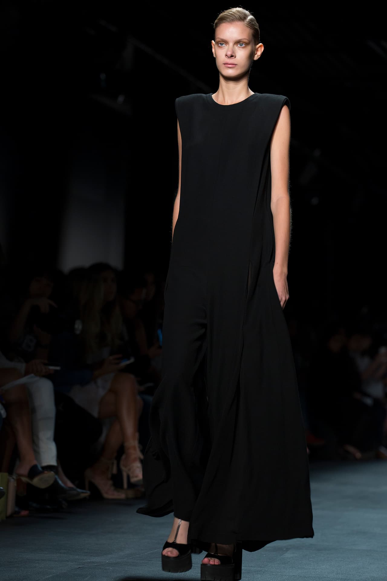 La colección de Taoray Wang se presentó en la semana de la moda de Nueva York con gran éxito. La firma fusiona la cultura asiática con la moda de Europa y América, es elegante con un atractivo global. Diseñador Taoray Wang. NYFW, Spring/Summer 2016 - 14/09/2015.