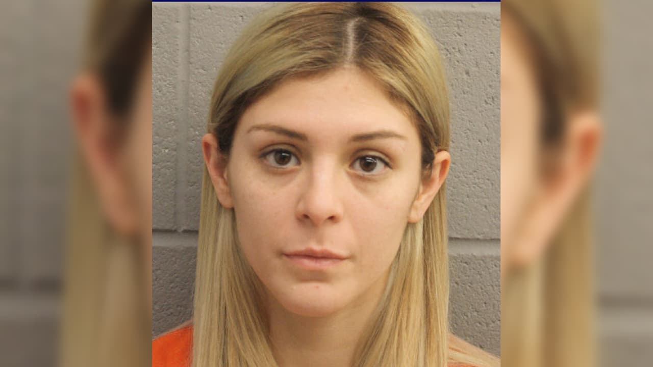 Luego de perseguirla en el norte de Houston, le encuentran una pistola, marihuana, y Xanax