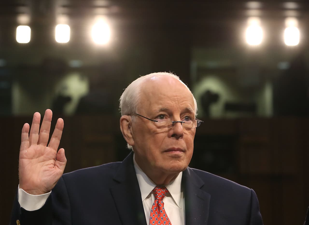 <h3 class="cms-h3-H3">Héroe y villano:</h3> John Dean, ex asesor legal de la Casa Blanca bajo Richard Nixon y pieza clave del caso Watergate, dijo al panel que con Kavanaugh se corre el riesgo de crear una corte "demasiado amigable" hacia el presidente. El senador republicano John Neely Kennedy le dijo que opinaba que su actuación durante el escándalo Watergate había sido "una desgracia para el país", pese a que su testimonio ayudó a la caída de un presidente que había incurrido en conductas criminales.