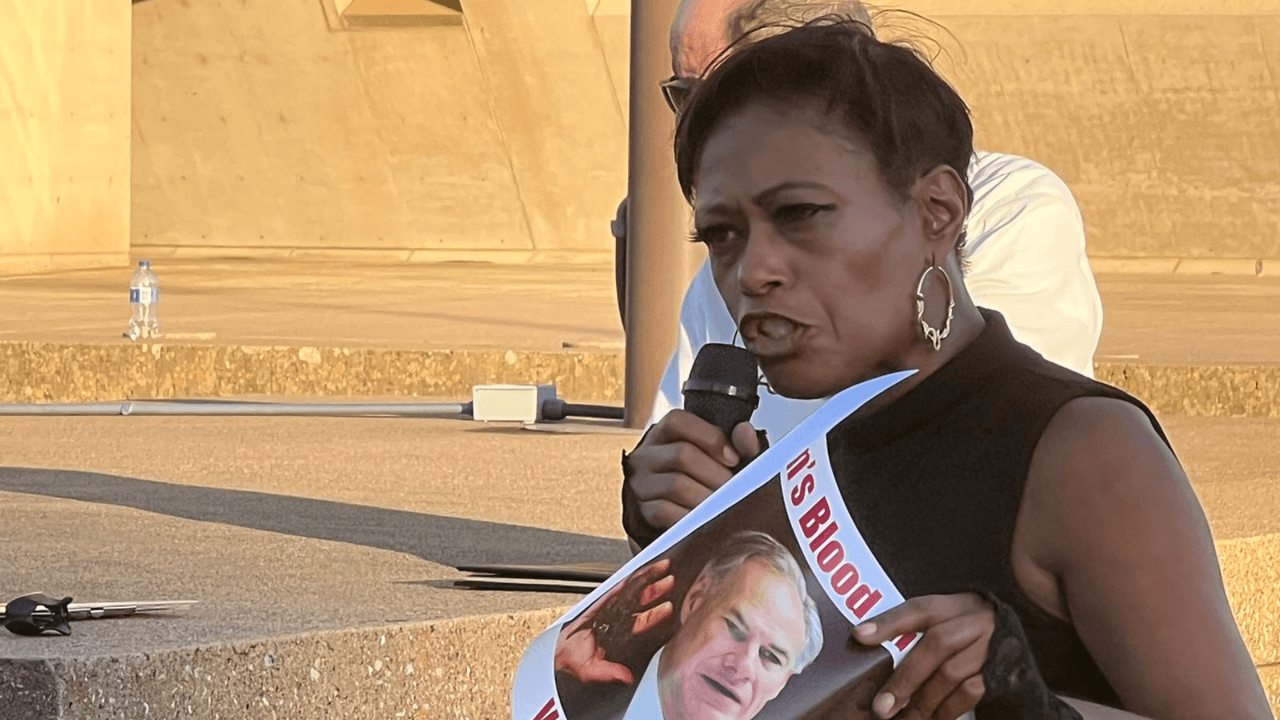 Una de las personas que asistieron tenía una pancarta reclamando al gobernador republicano, Greg Abbott, por la masacre en Uvalde. La pancarta dice que Abbott tiene sangre en sus manos y pide votar contra él en las próximas elecciones.