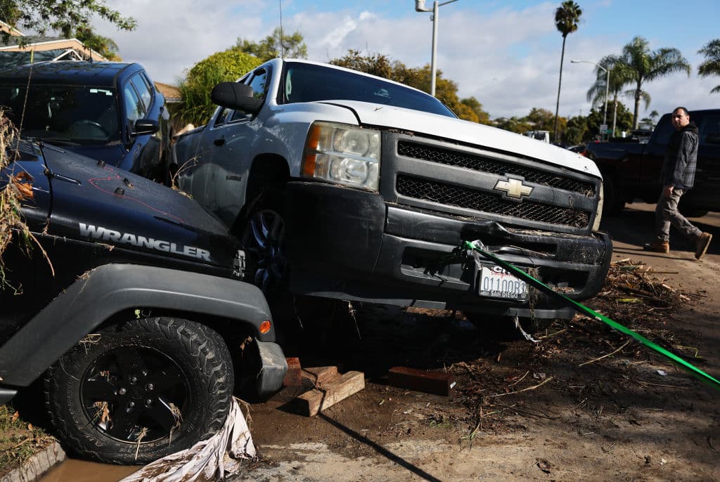 Y es que en algunas partes de vecindarios como Mountain View y Southcrest, pocos autos y camionetas resistieron la potencia de la corriente, quedando amontonados en varias esquinas, como ocurrió en Shelltown.