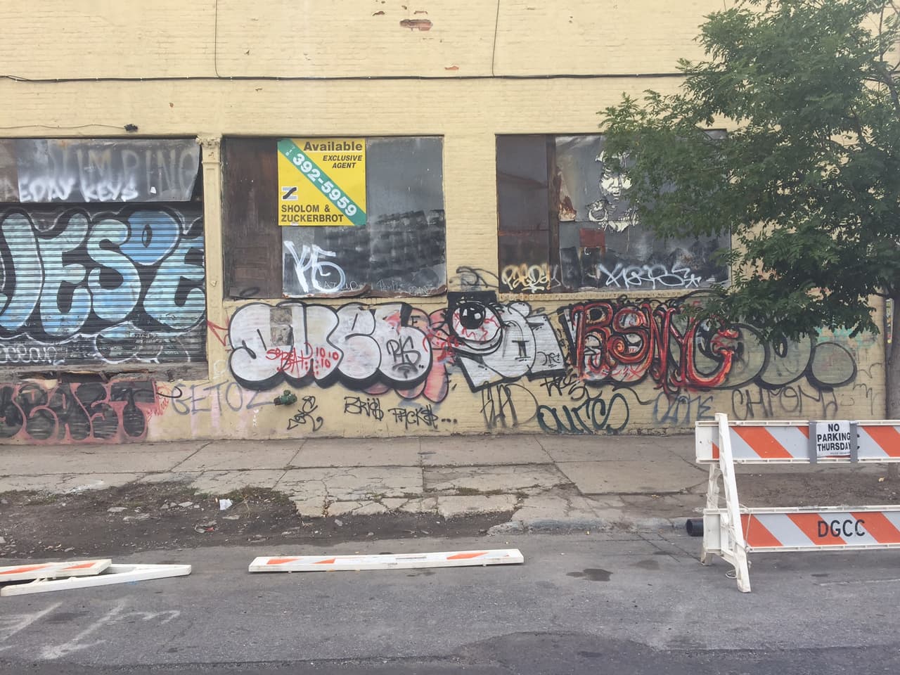 ¿Arte o estorbo?: Sanidad remueve de una acera de Brooklyn "la instalación" de un hispano