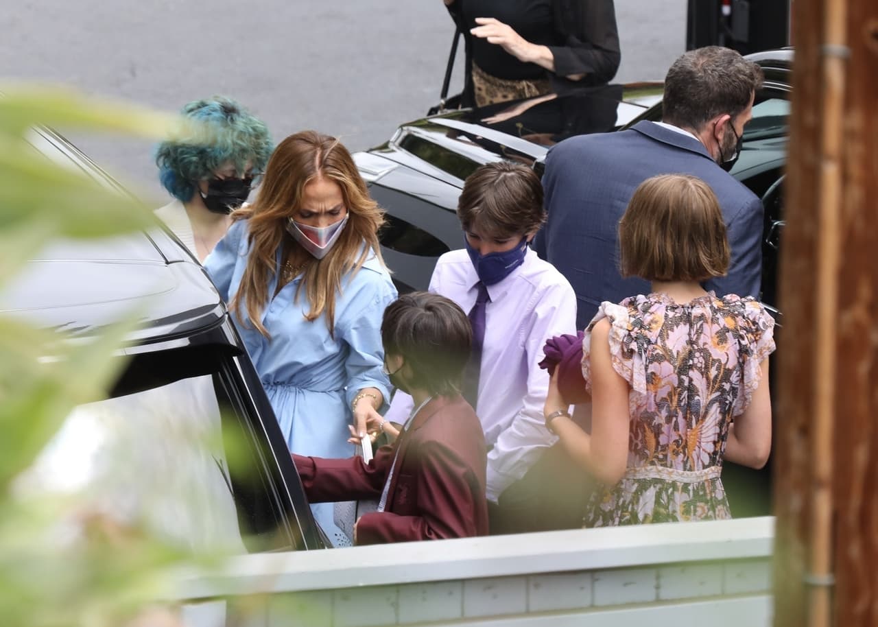 Por ejemplo, a principios de julio pasado, Affleck y López 
<b><a href="https://www.univision.com/famosos/jlo-brazos-ben-affleck-universal-hamptons-fotos" target="_blank">se divirtieron en los Universal Studios</a></b> con Emme, Max y Samuel. Ese día faltaron Violet y Seraphina.
<br>